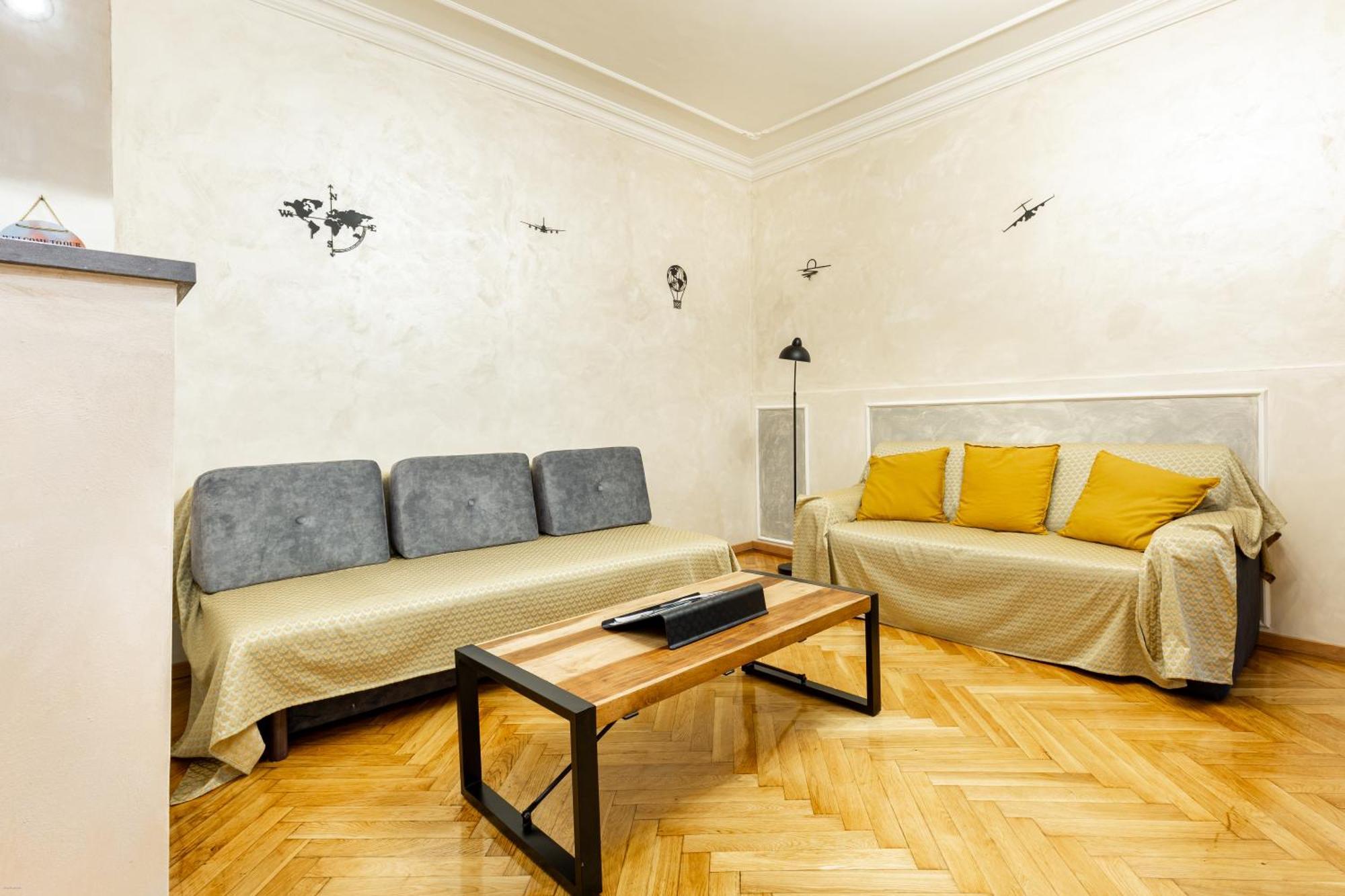Mari&Emi Flat In Corvin Apartment Budapest Bagian luar foto