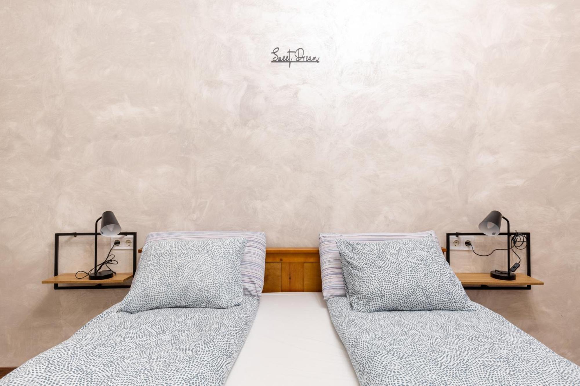 Mari&Emi Flat In Corvin Apartment Budapest Bagian luar foto