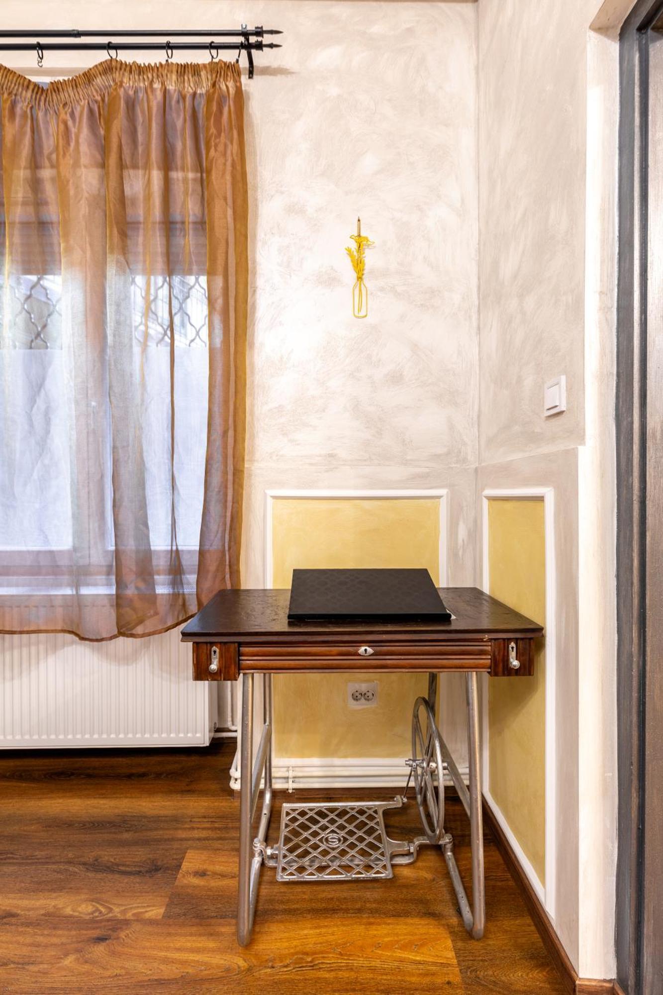 Mari&Emi Flat In Corvin Apartment Budapest Bagian luar foto