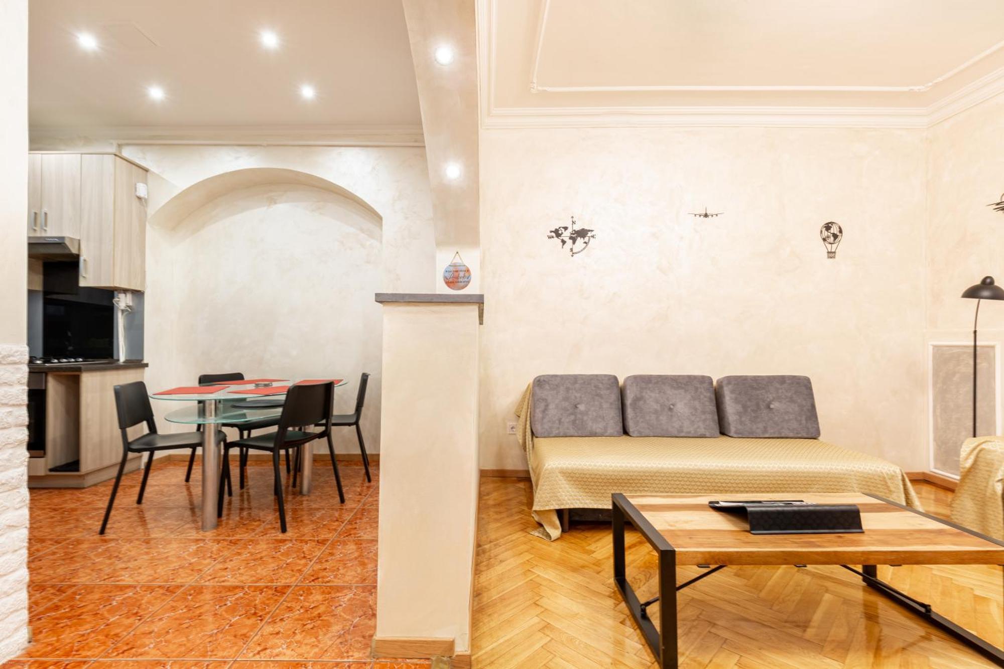 Mari&Emi Flat In Corvin Apartment Budapest Bagian luar foto